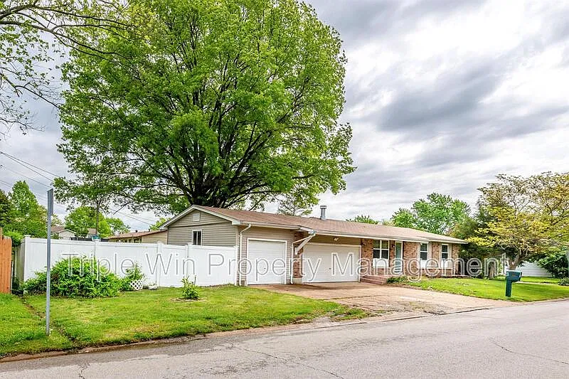 3 bed, 1.5 bath, 1128 sqft, $1,800 — Photo 4