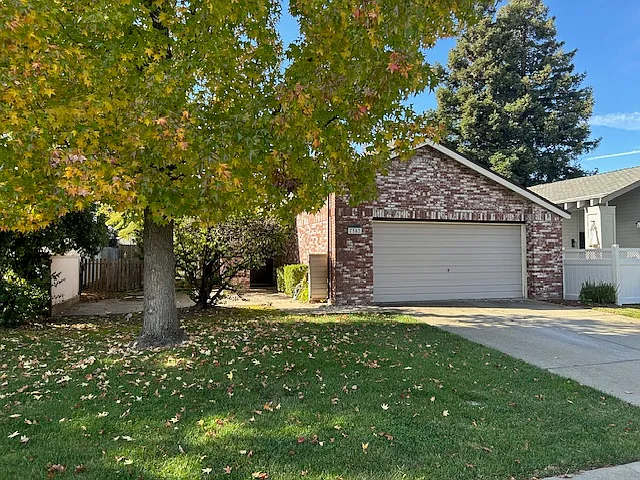 3 bed, 1143 sqft, $2,555 — Photo 2