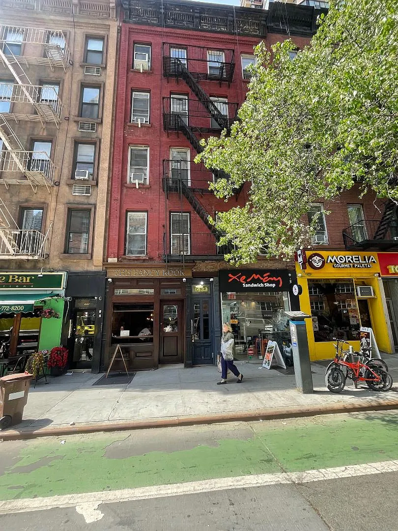 Building Photo - 1433 1st Ave #3R