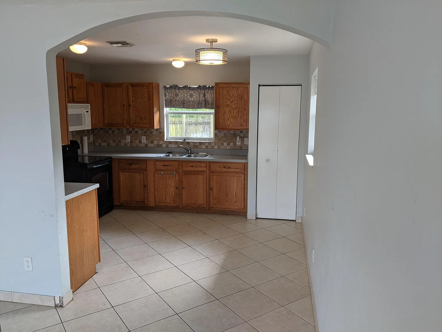 3 bed, 1100 sqft, $1,950 — Photo 4