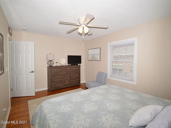 4th image of 922 S Colonial Ct #115