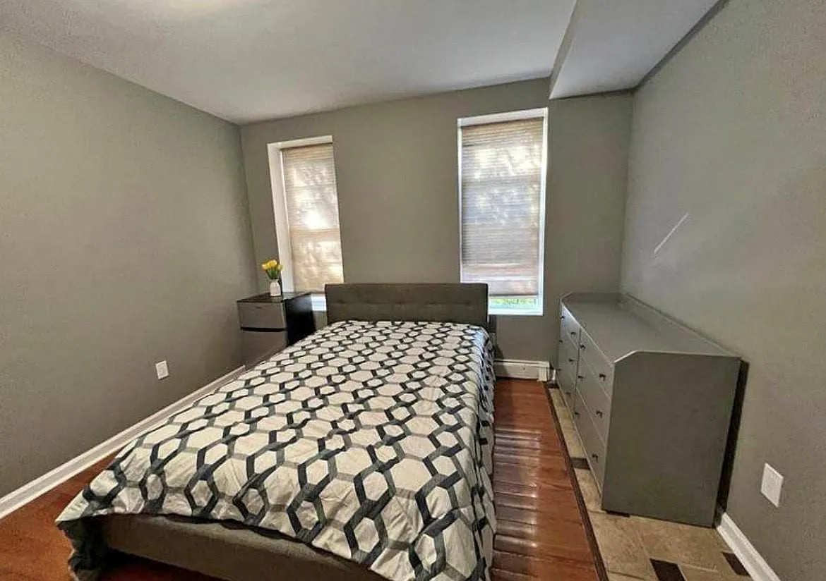 4 bed, 400 sqft, $1,100 — Photo 1