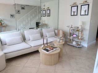 2201 W 52nd St APT 102, Hialeah, FL 33016