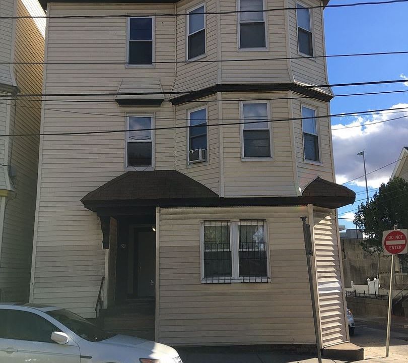 2nd image of 28-28A Charles St