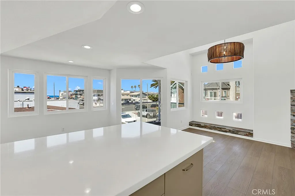 3 bed, 2130 sqft, $9,500 — Photo 4