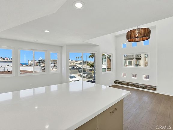 4th image of 206 30th St Unit 1/2
