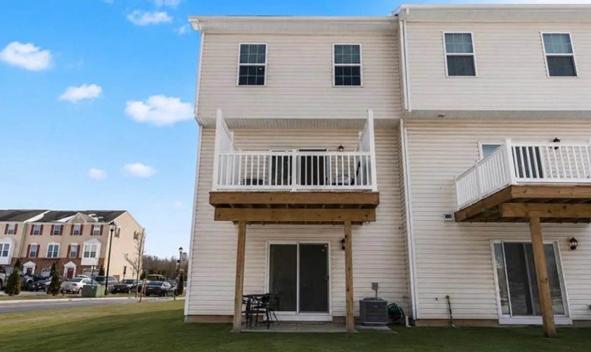 3 bed, 2.5 bath, 1980 sqft, $3,300 — Photo 2