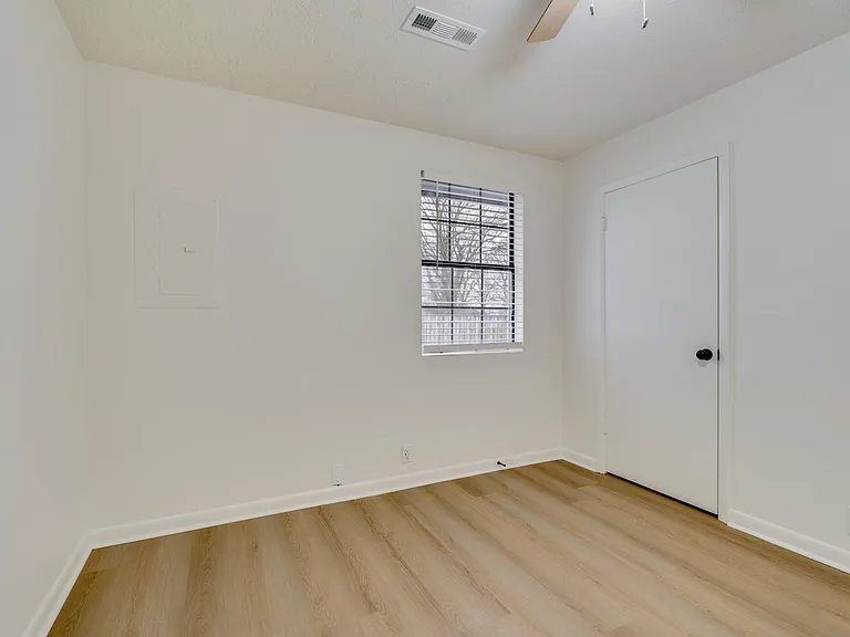 506 Morton Ave — Photo 16