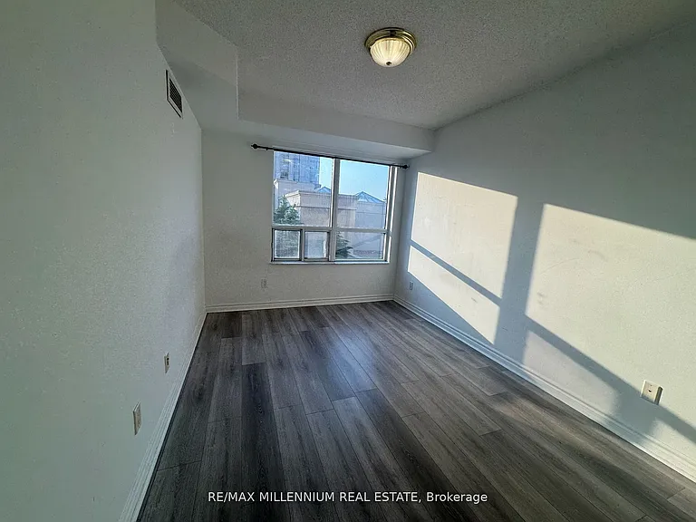25 Kingsbridge Garden Cir #423 — Photo 19