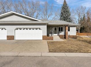 22 SE Vandoos Gdns NW, Calgary, AB T3A 4W4