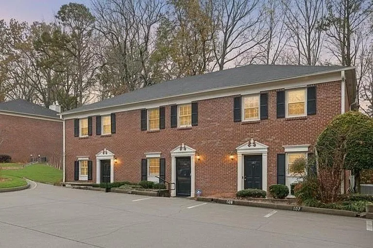 138 Sterling Ct — Photo 1