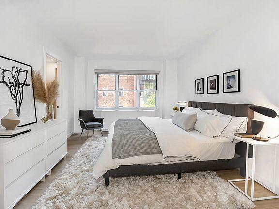 3rd image of 130 E 63rd St APT 4A