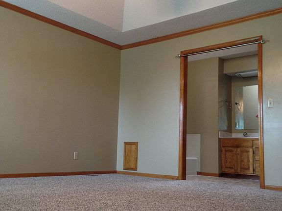 Lrg master w/ walkin closet!