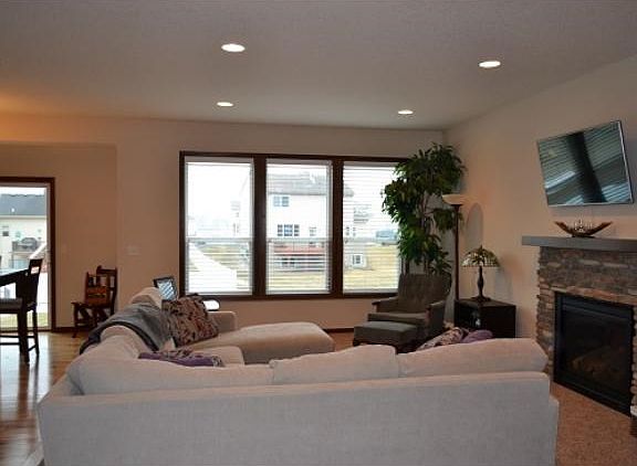3rd image of 815 8th Ave NE