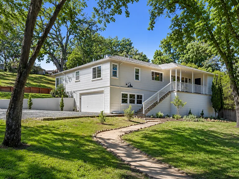 Bright, fully renovated Walnut Creek home on a large private lot near downtown, BART, trails, shopping, and top medical centers. Spacious indoor-outdoor living with abundant natural light and peaceful surroundings.
