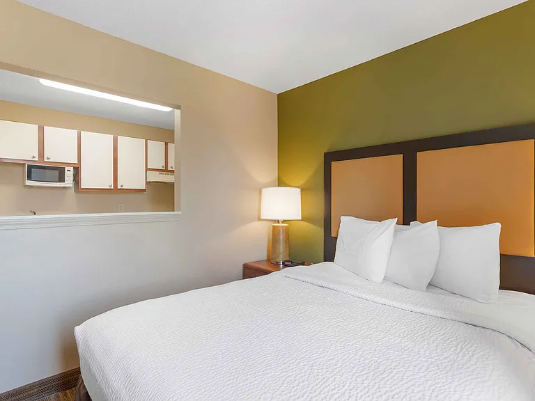 Deluxe Studio - 1 Queen Bed