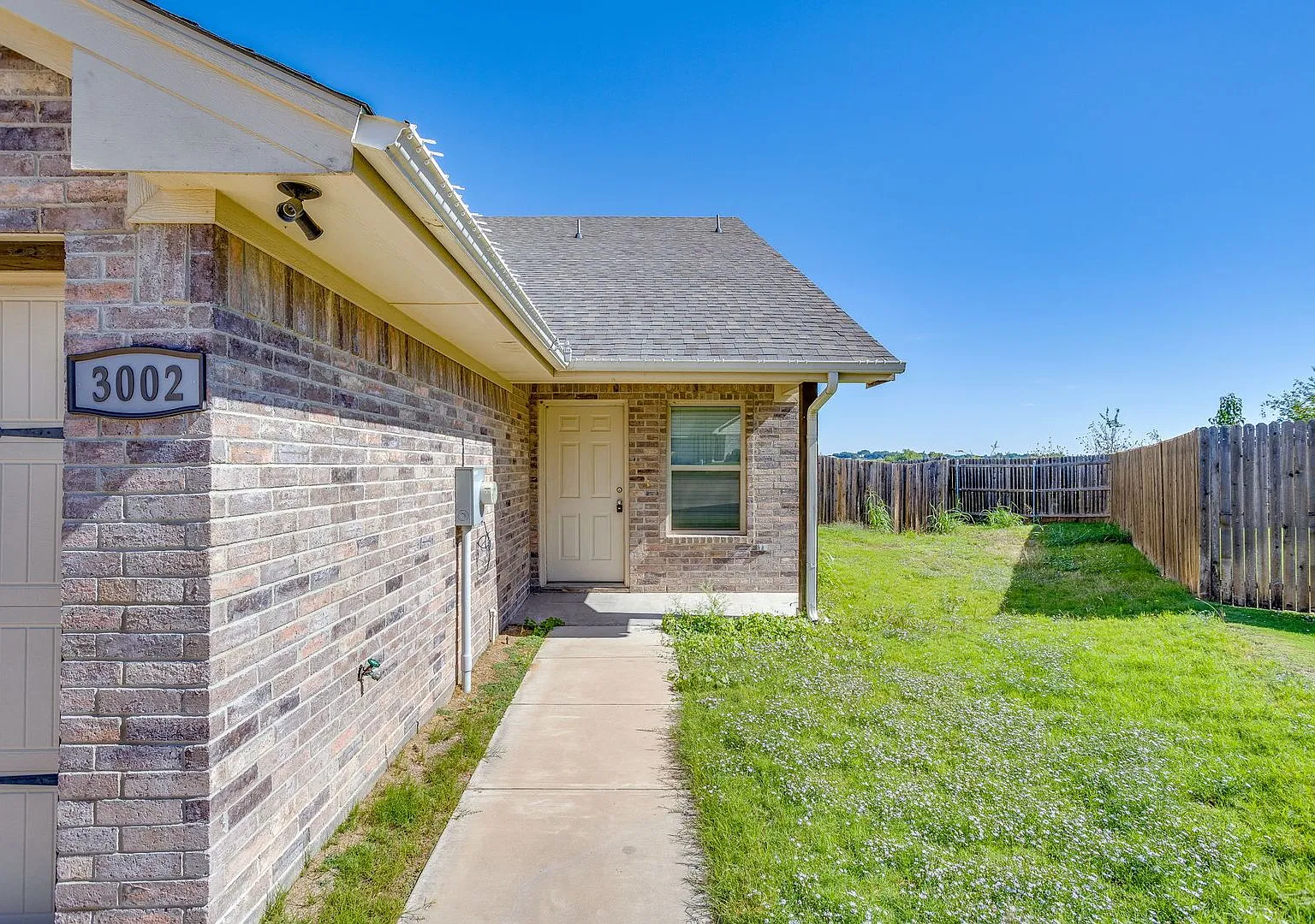 Peaceful 3 Bed, 2 Bath Cul-De-Sac Rental Ready for New Tenants- Granbury ISD- 76049 — Photo 2
