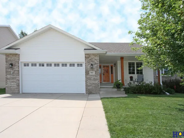 8811 Berg Dr, Lincoln, NE 68505