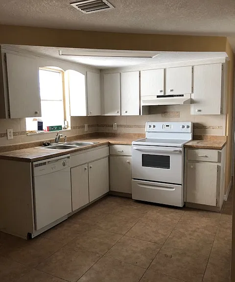 3137 Atlantis Dr — Photo 2