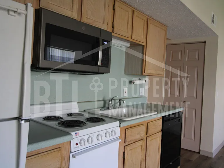 540 Abby Ln #8 — Photo 3