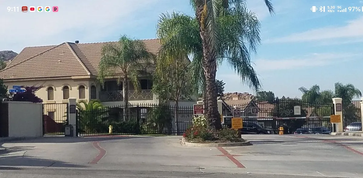 Building Photo - De La Valle Dr