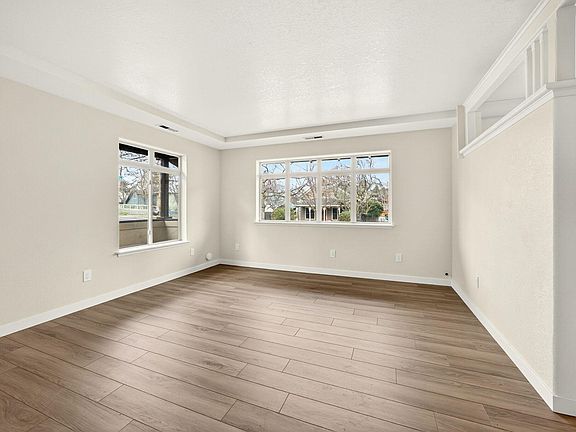 5th image of 24 Dewey St