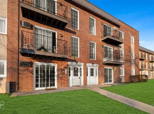 107 W Elk Trl APT 106, Carol Stream, IL 60188