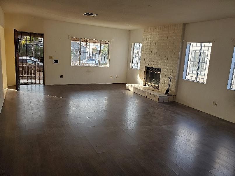 Huge Livingroom with gas fireplace.