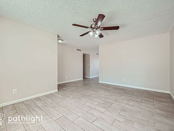 3rd image of 2206 W Farmdale Ave