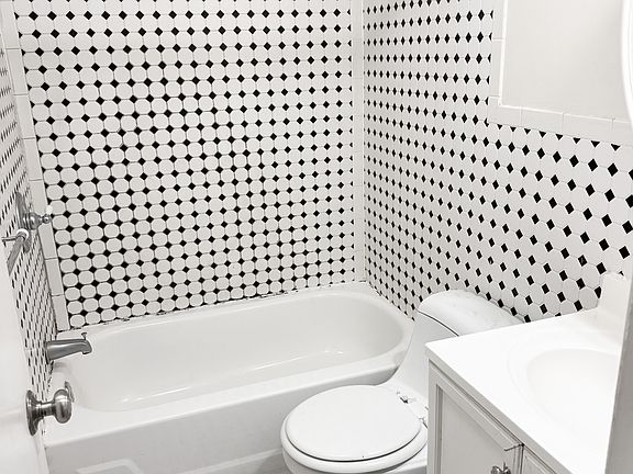 3rd image of 1136 Pine St #302