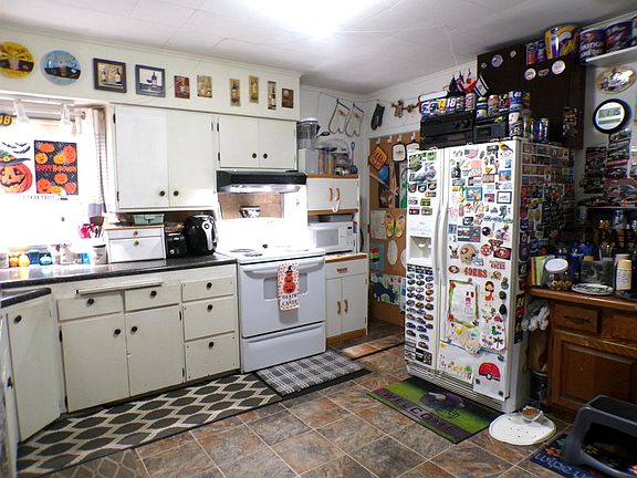 4th image of 147 E 4th St