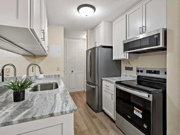 2800 Hamline Ave N APT 112, Roseville, MN 55113