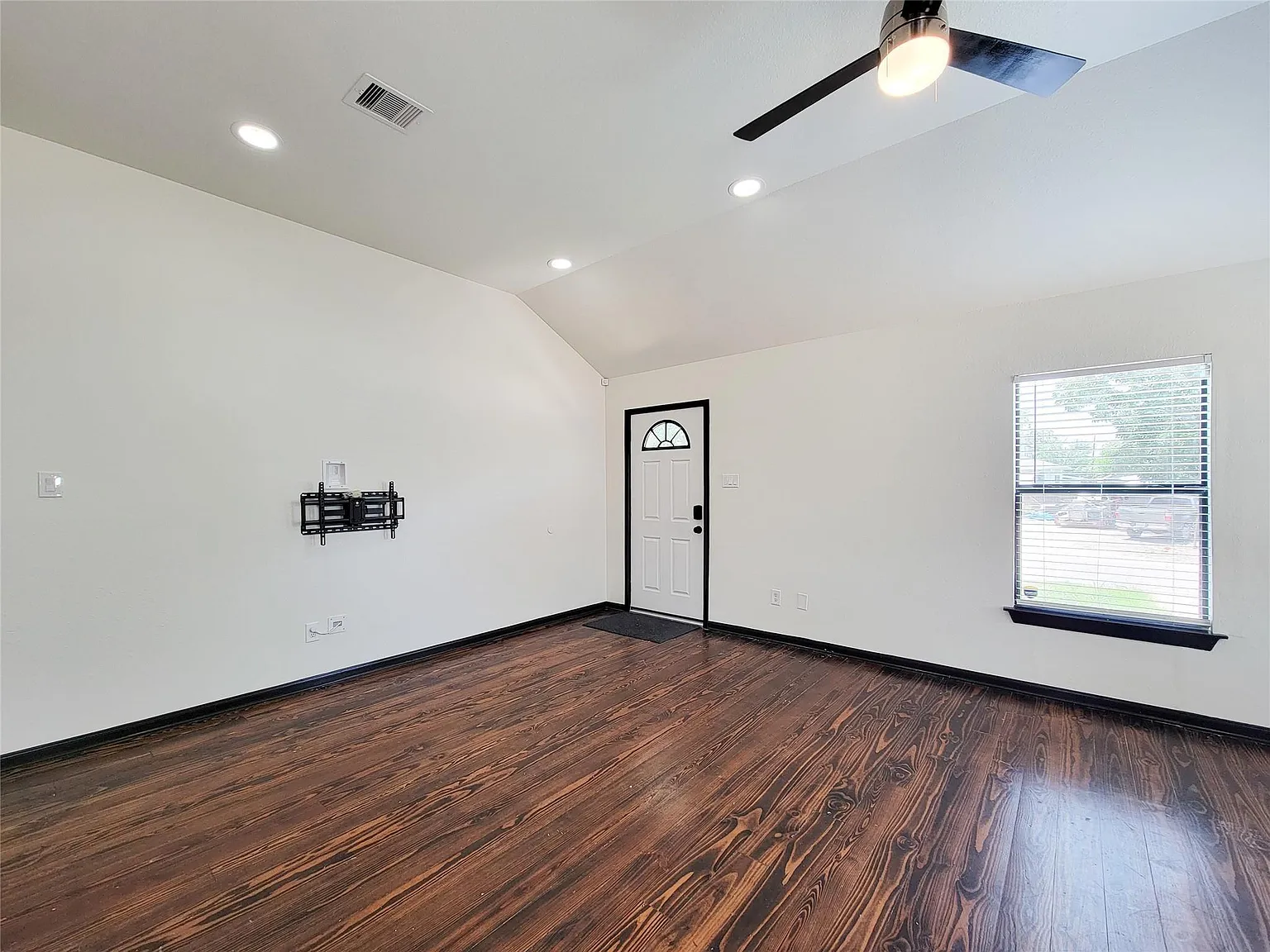 3 bed, 2.0 bath, 1325 sqft, $1,800 — Photo 3