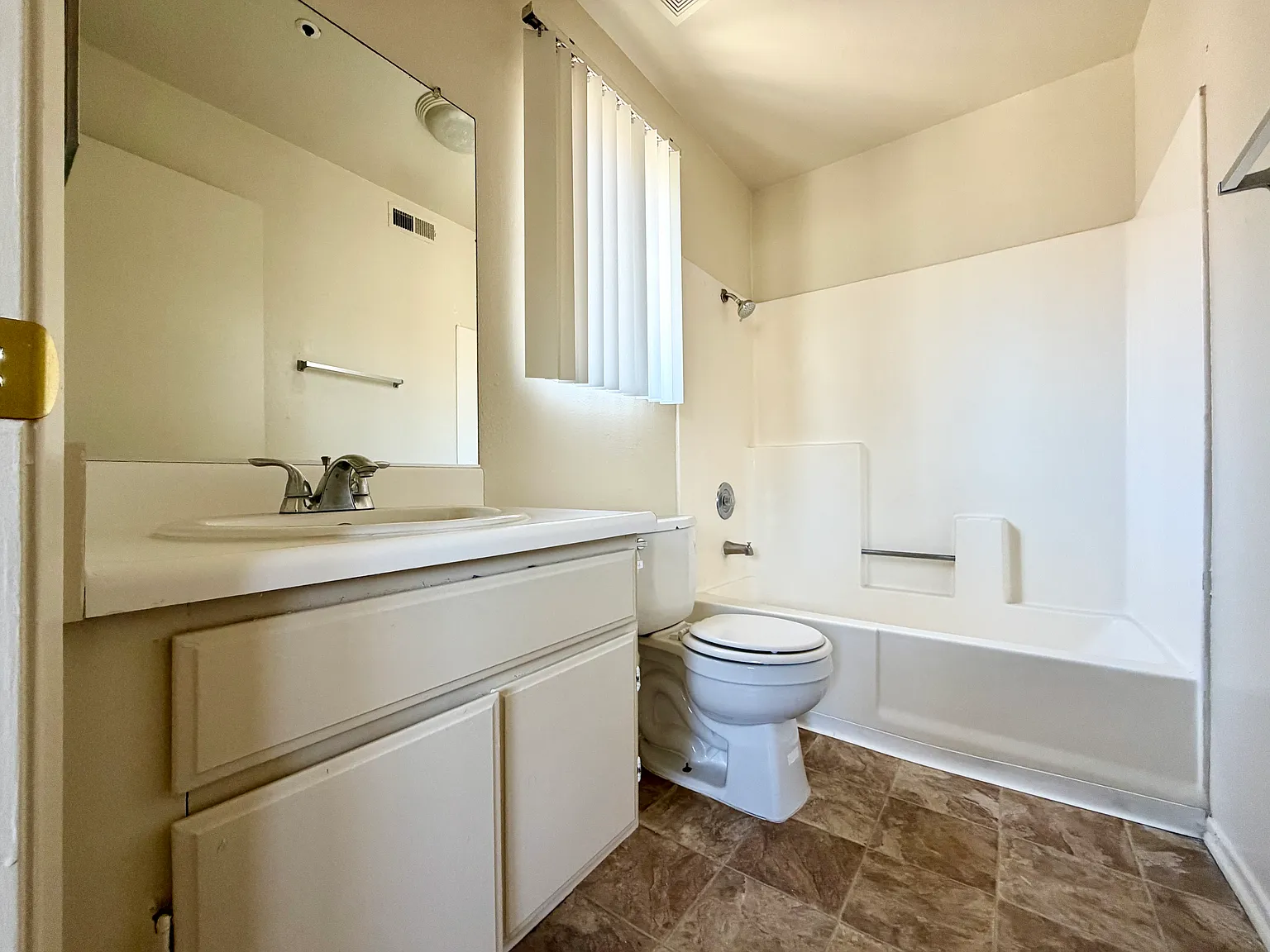 2 bed, 901 sqft, $2,200 — Photo 4