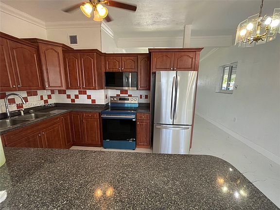 5th image of 3731 SW 32nd Ave