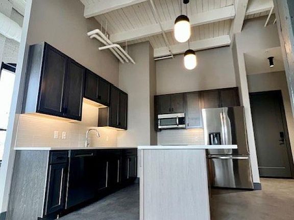 3rd image of 1001 SW Adams St #301