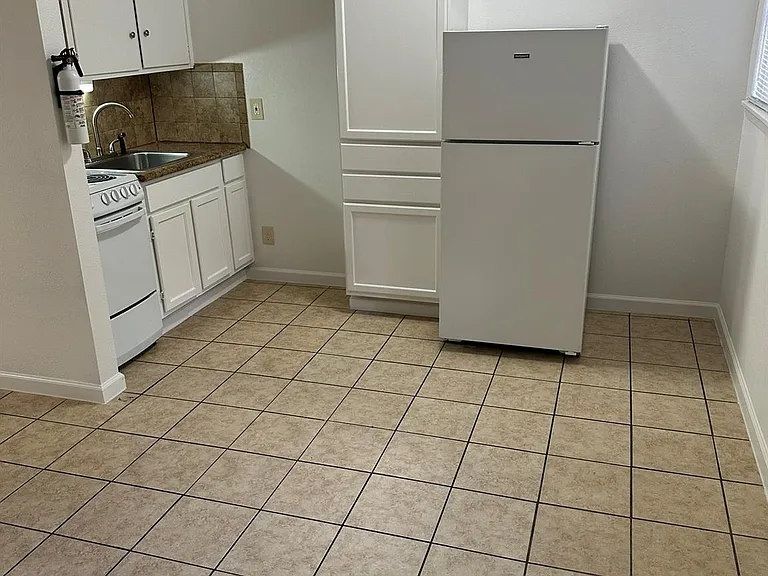 301 Avondale St #4 — Photo 9