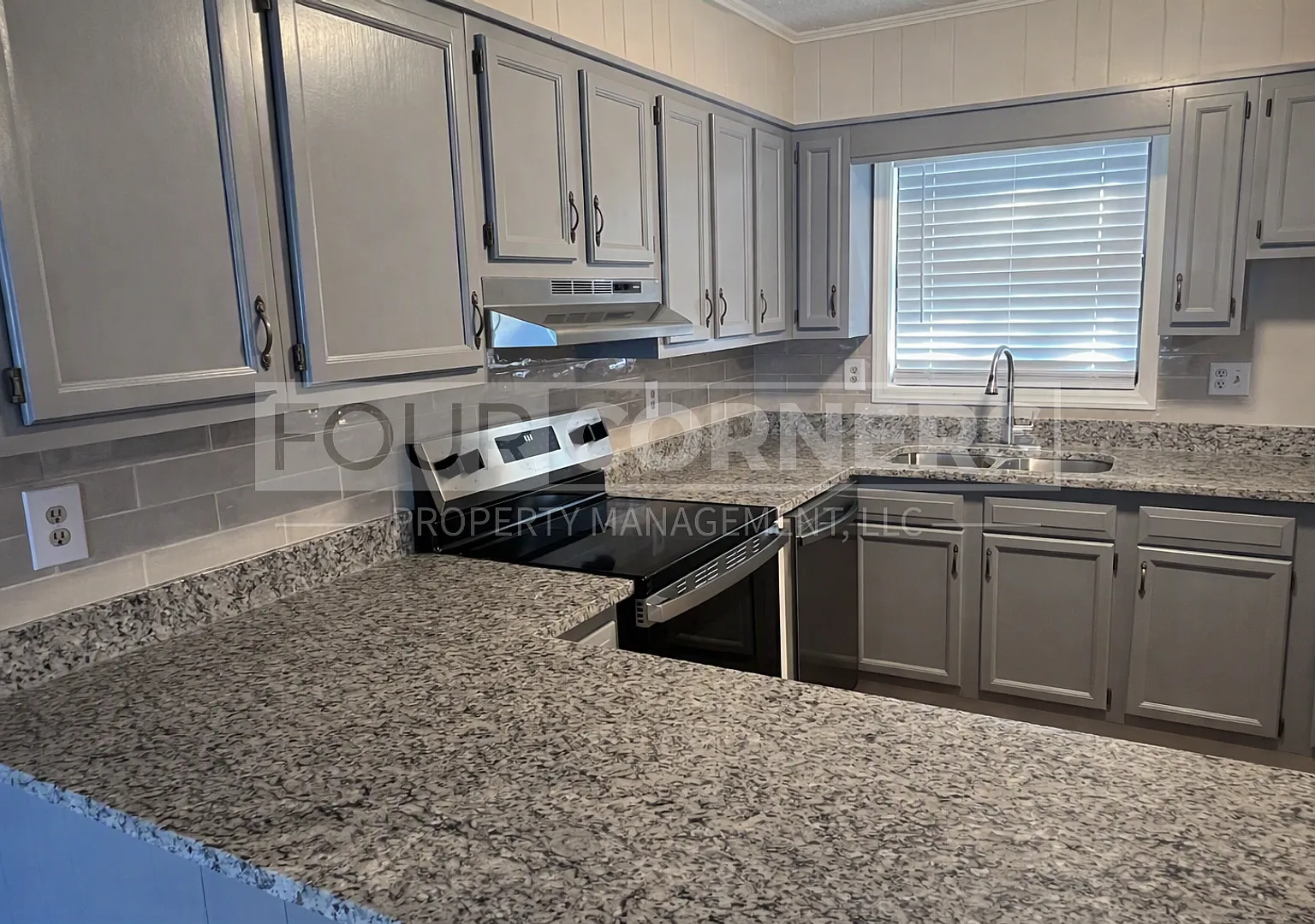 Renovated Spacious 2 Bedroom 1.5 Bath Townhome — Photo 4