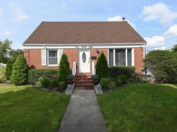 988 Center Drive, Franklin Square, NY 11010