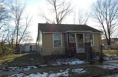 2nd image of 225 Pearl St