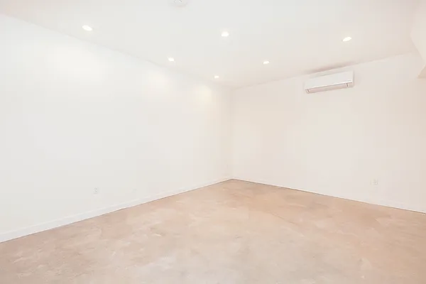 Rented by Nooklyn NYC LLC | media 12