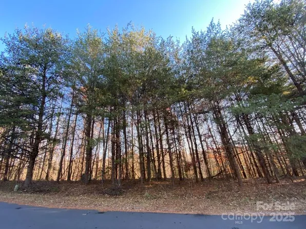 1438 Windemere Ln, Hickory, NC 28602