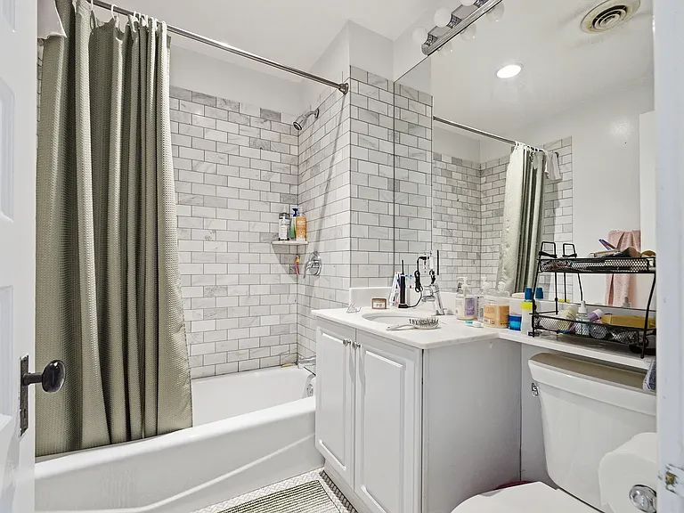 863 W Newport Ave #3F — Photo 10