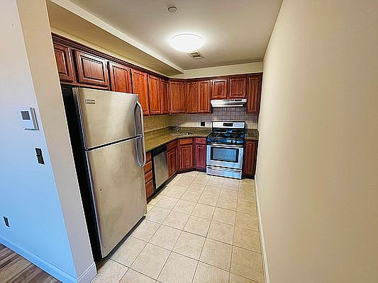 5th image of 586 President St APT 3B