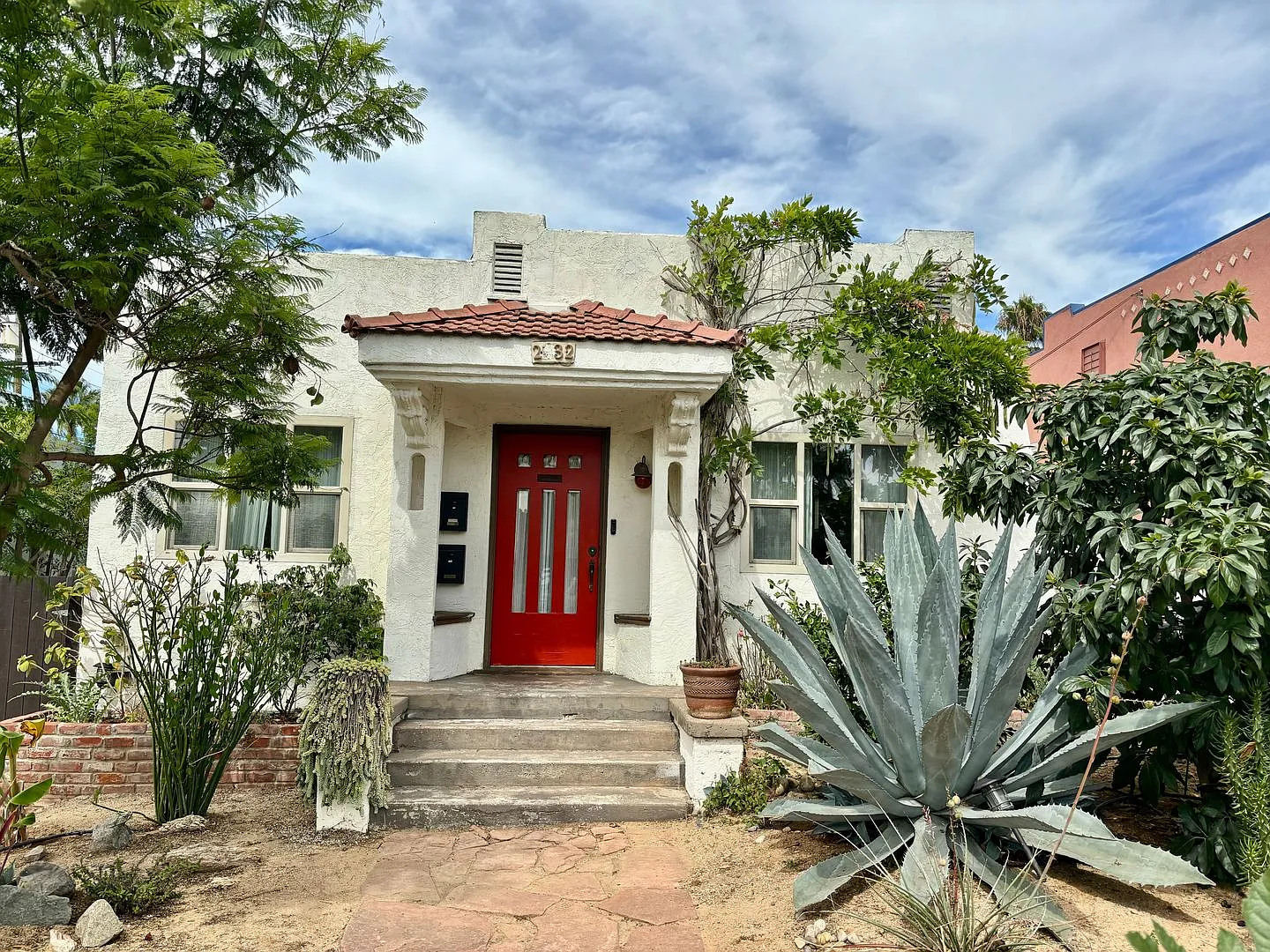 Beautiful 2 bed 1 bath home in University Heights — Photo 1