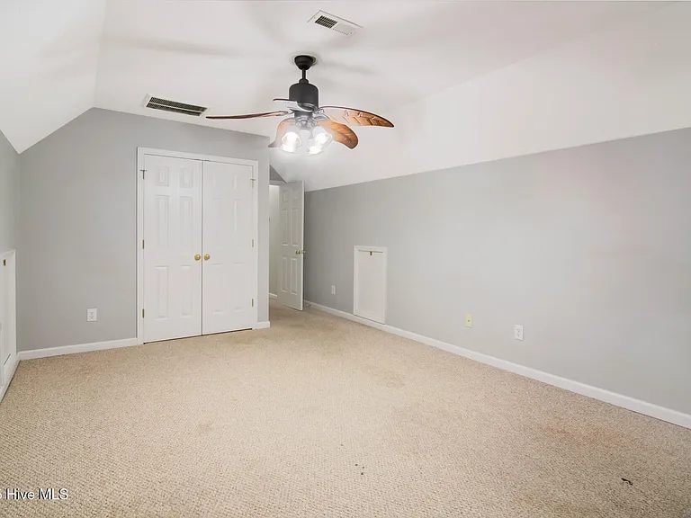 102 Huntington Ct — Photo 18
