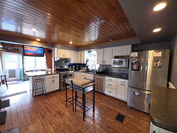 3rd image of 607 Montgomery St