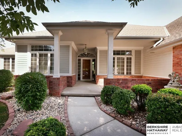 13709 Tregaron Dr, Bellevue, NE 68123