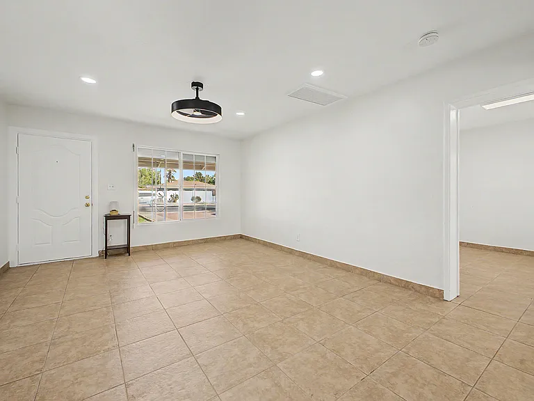 6138 N 15th Ave — Photo 5