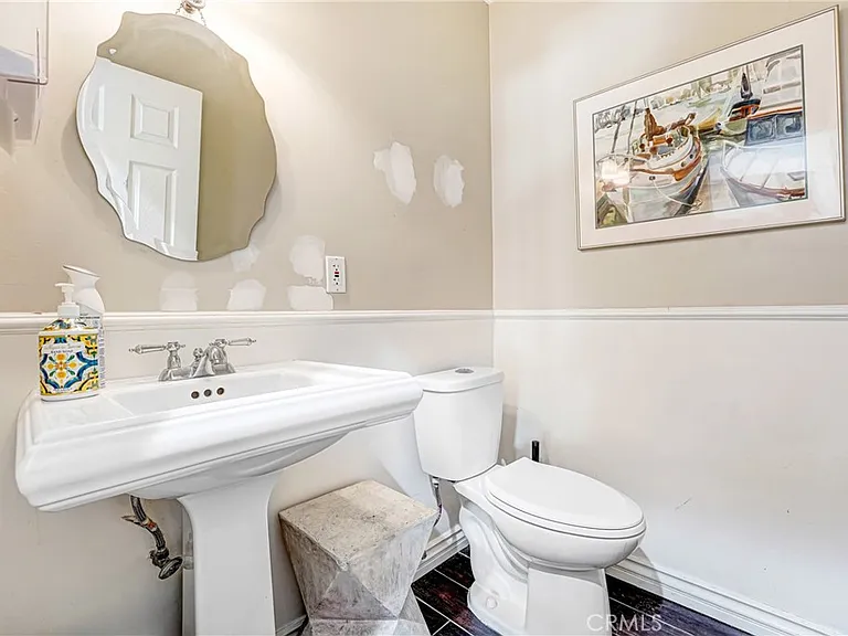 22450 Collins St — Photo 31